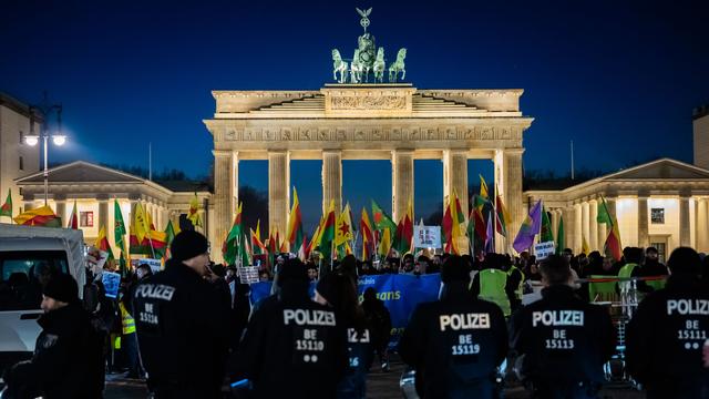 Demonstrationen: Pro-kurdische Demonstranten ziehen durch Berlin