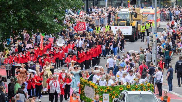 Schützenfest in Hannover: Schützen küssen Polizistin - Prozess wegen Belästigung