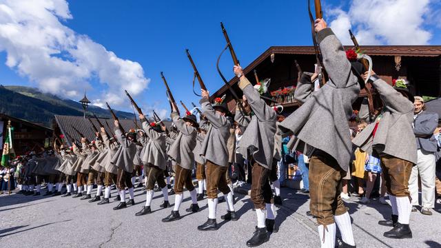 Brauchtum: Tiroler Schützenvereine lehnen Frauen am Gewehr klar ab