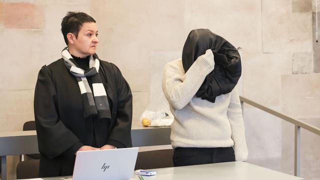 Prozess-Auftakt: 15-Jährigen ermordet - Angeklagte entschuldigt sich