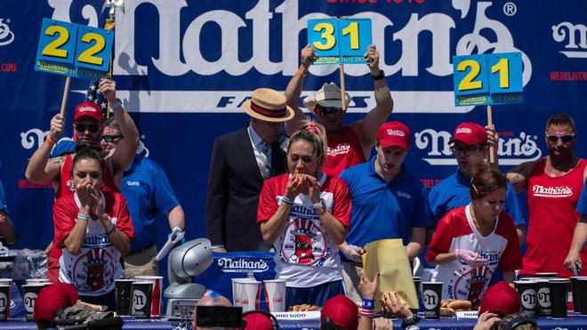 Fast-Food-Deal: Nathan's ist international für das Hotdog-Wettessen auf Coney Island bekannt. (Archivbild)