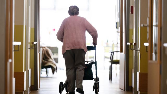 Kosten zum Jahresbeginn: Pflege im Heim wird teurer - Sachsen bei fast 3.000 Euro