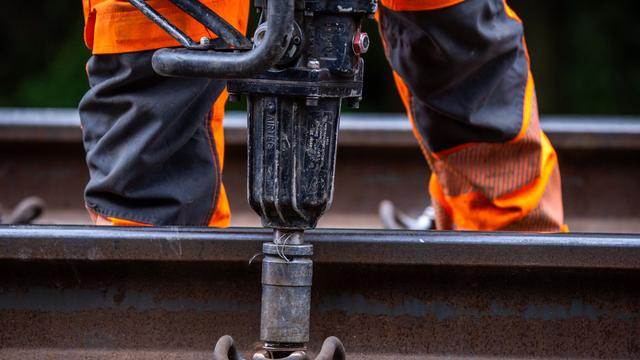 Blaulicht: Arbeitsunfall: Mann gerät zwischen Fahrzeug und Schienen