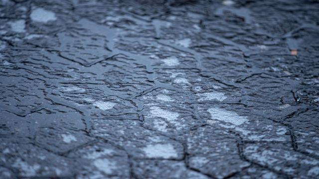 Niedersachsen: Blitzeis im Wohngebiet – Wer jetzt streuen muss