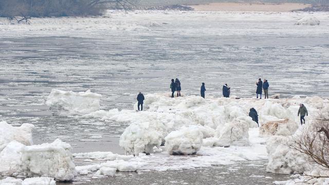 Naturschauspiel: Eisberge an der Elbe ziehen weiter viele Besucher an