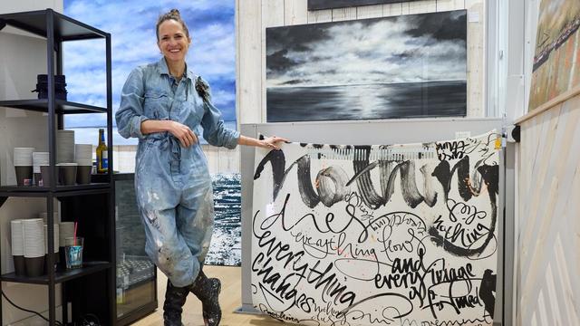 Welttag der Handschrift: Eleganz in Tinte: Kalligraphin schreibt für Chanel & Co.