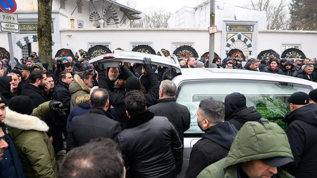 Großes Polizeiaufgebot: Trauerfeier im Berliner Clan-Milieu - Polizei im Einsatz