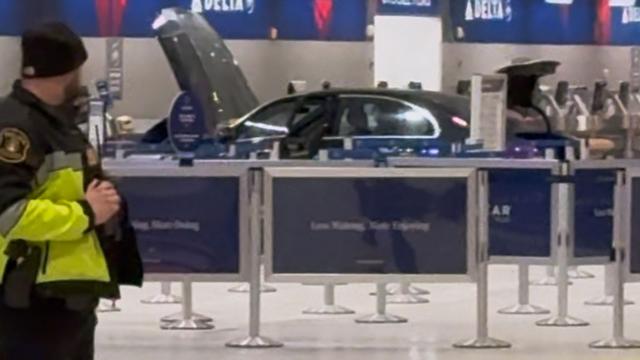 Zwischenfall am Flughafen: Auto fährt in Terminal in Detroit und rammt Ticketschalter