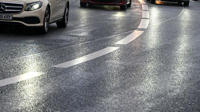 Verkehr: Glatte Fahrbahn führt zu Unfall mit drei Autos in Osnabrück