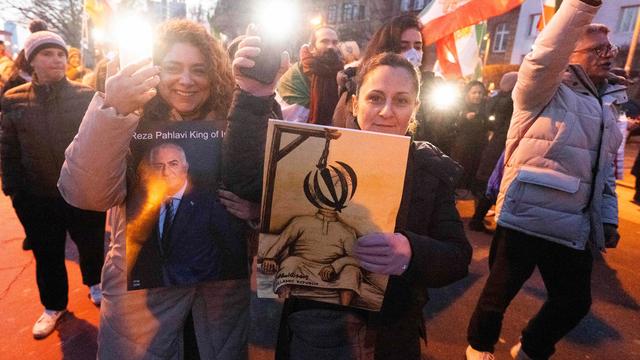 Iran-Demonstrationen: Leuchten für einen freien Iran - Proteste in Frankfurt