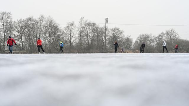 Winterspaß: Schlittschuhläufer tummeln sich auf Eisbahn