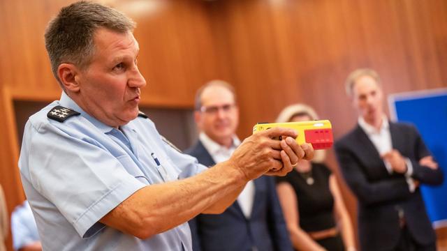 Schusswaffeneinsatz: Tödliche Schüsse aus der Dienstwaffe: Mehr Taser für Polizei