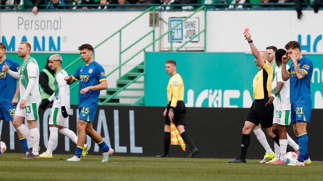 2. Fußball-Bundesliga: Trotz Blitz-Rot: Fürth erkämpft sich 0:0 gegen Braunschweig