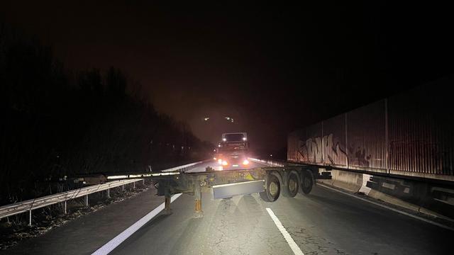 Autobahn blockiert: Unbekannte stellen Sattelauflieger auf Autobahn bei Bremen