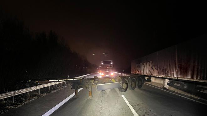 Autobahn blockiert: Ein Sattelauflieger, den Unbekannte auf der A281 abgestellt haben, blockierte alle Fahrspuren. (Symbolbild)