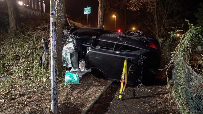 Unfälle: Das völlig zerstörte Auto des verunglückten Fahrers liegt in einer Böschung kurz vor der Bodelschwinghbrücke.
