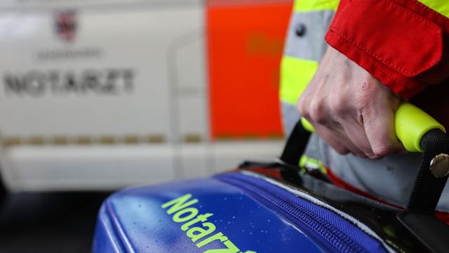 Tod nach Unfall: Autofahrer prallt gegen Bäume und stirbt