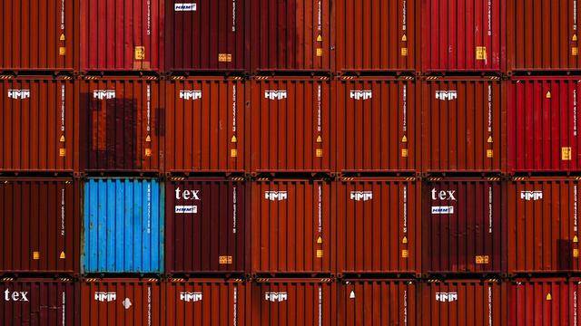 Schifffahrt: Gigantisches Containerschiff in Hamburg angekommen