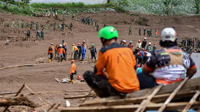 Tote in Indonesien: Nach Erdrutsch in Indonesien: Mehr Opfer entdeckt