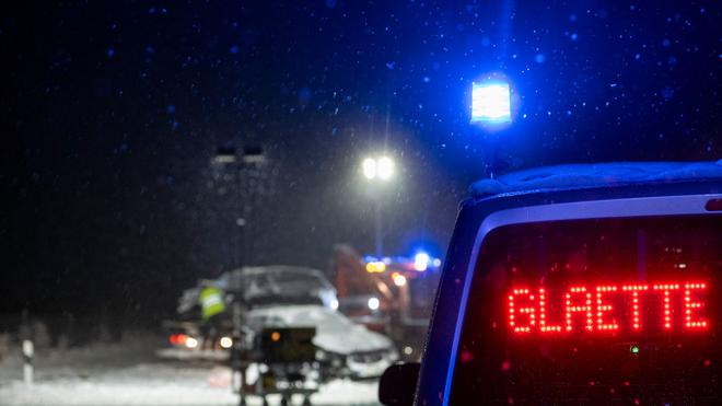 Traffic: On the snow-covered federal highway 12, a police vehicle warns of slippery conditions at the scene of an accident.