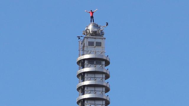 Live gestreamt: Selfie auf dem Gipfel: Honnold bezwingt Wolkenkratzer