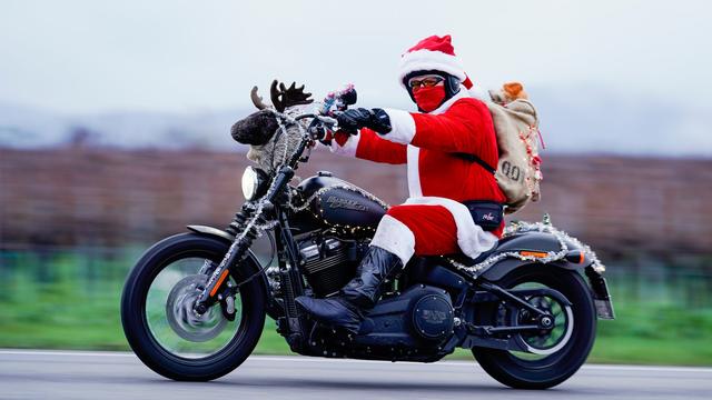 Schöne Bescherung: Weihnachtsmänner auf Motorrädern sammeln für kranke Kinder