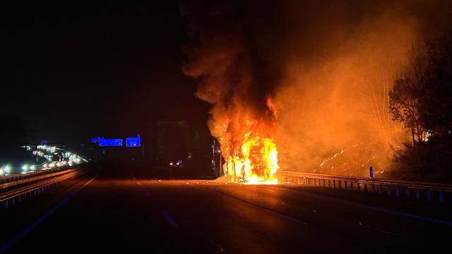 Verkehr: Brennender Transporter mit E-Autos sorgt für Stau auf A6