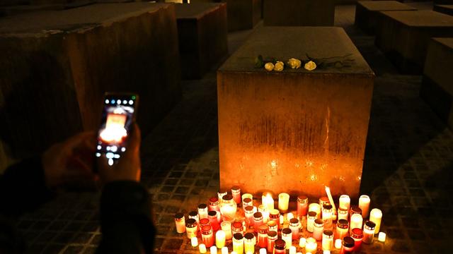 Holocaustgedenken: Berlin erinnert an den Holocaust - Kerzen entzündet