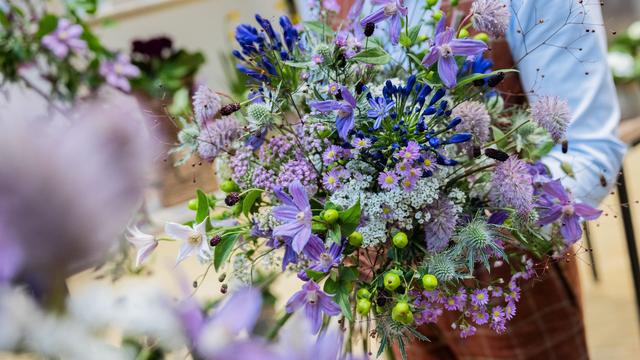 Blumenmarkt: Blumenbranche: Frauen kaufen sich ihren Strauß oft selbst
