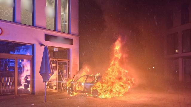 Einbruch mit Folgen: Diebe nutzen Auto als Rammbock - Wagen geht in Flammen auf