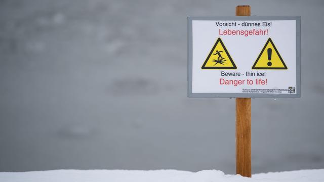 Niederbayern: Kind bricht durch Eis und fällt in Bach - Frau greift ein