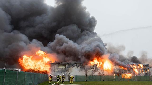 Großeinsatz: Lagerhallenbrand in Hürth - Rauch zieht bis Köln