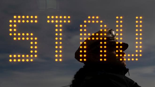 Verkehr: Ein Lkw blockiert eine Ausfahrt auf der A14. (Symbolbild)