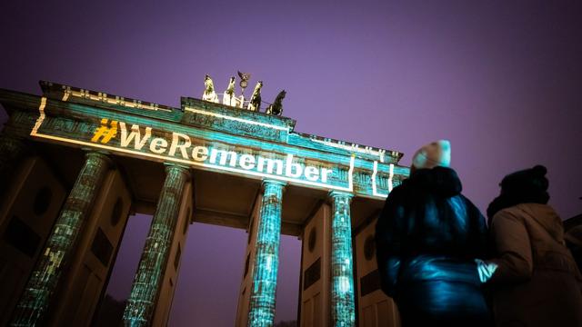 Holocaustgedenken: Brandenburger Tor leuchtet zum Holocaust-Gedenktag