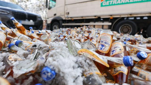 Unfälle: Lastwagen verliert rund 240 Getränkekästen auf Bundesstraße