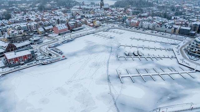 Frostiges Wetter: Müritz unter Eis - größter deutscher Binnensee zugefroren