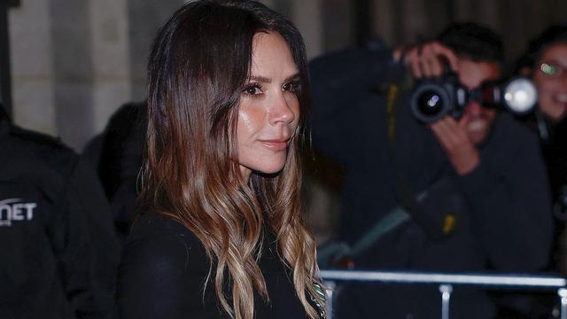 Leute: Victoria Beckham in Paris geehrt – Sohn Brooklyn fehlt