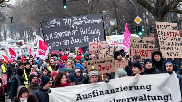 Tarifverhandlungen: Hunderte Hochschulbeschäftigte streiken in Hamburg