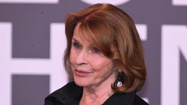 Leute: Senta Berger erholt sich - und fiebert mit