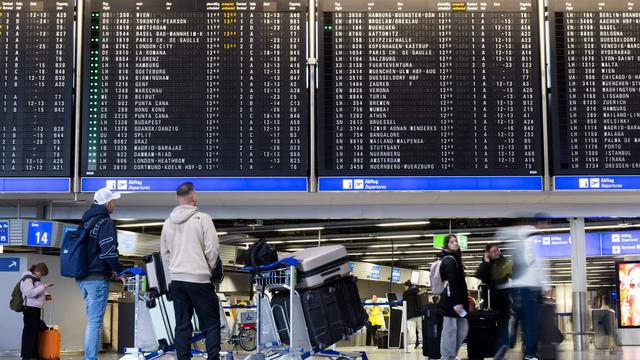 Neue Technologie: Test am Flughafen: Durchsagen direkt aufs Hörgerät
