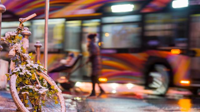 Verschneite Straßen: Glätte sorgt für Verspätungen und Ausfälle im Nahverkehr