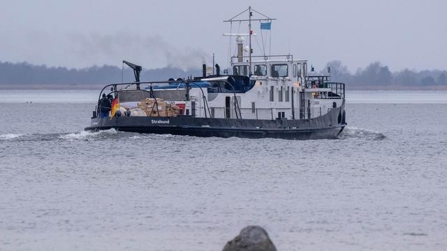 Eis auf der Ostsee: Nur Eisbrecher fährt - zusätzlicher Polizist auf Hiddensee