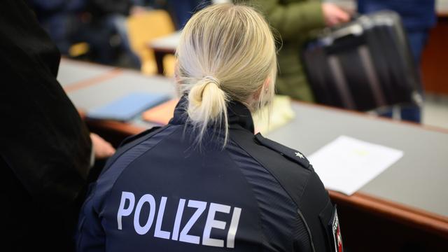 Schützenausmarsch in Hannover: Polizistin geküsst - Schützen müssen Geldstrafe zahlen