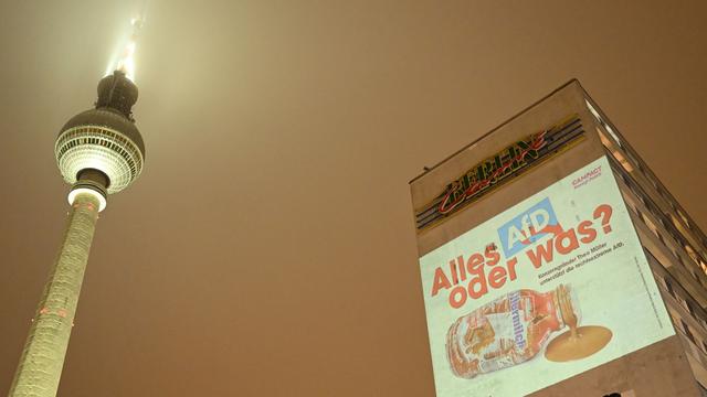 Bundesweite Plakataktion: Protest gegen Theo Müller wegen Nähe zu AfD-Chefin Weidel