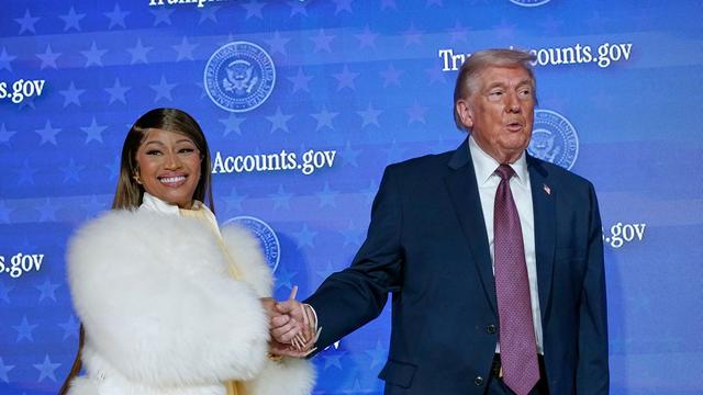Migrationspolitik: Rapperin Nicki Minaj zeigt stolz die 