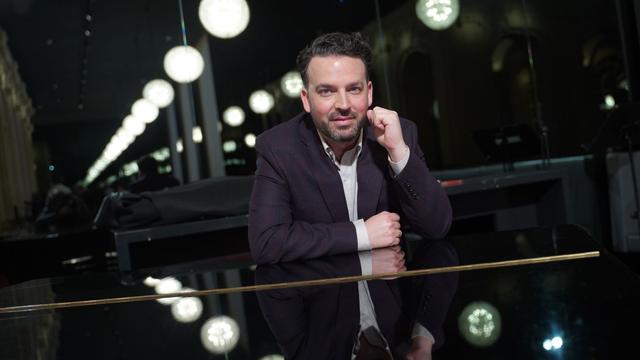 Über 2027 hinaus: Komische Oper: Gaffigan bleibt Generalmusikdirektor bis 2030