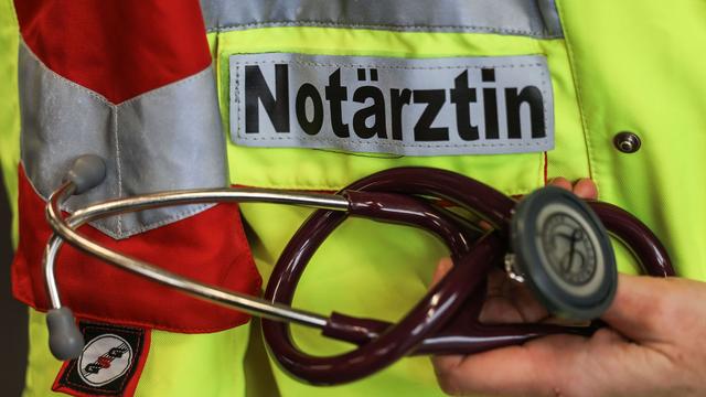 Notfall: Mann klettert auf Bahn-Mast – lebensgefährlicher Stromschlag