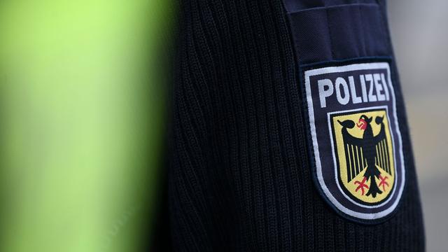 Messer sichergestellt: Mann verletzt unter Drogeneinfluss Polizisten im Gesicht