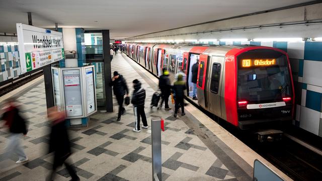 Notfälle: 25-Jähriger zerrt 18-Jährige vor Hamburger U-Bahn