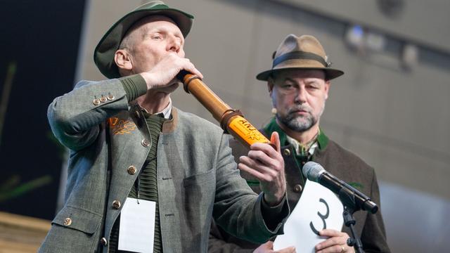 Wettbewerb auf Jagdmesse: Ohne Geweih, doch mit Stimmgewalt: Bester Hirschrufer gekürt
